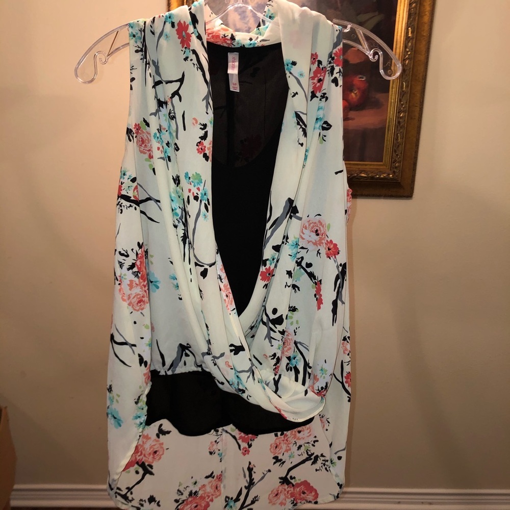Xhiliration layered black and white floral blouse​ - Picture 4 of 7